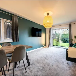 Newly Refurbished - Stylish Central Apt W/parking Apartment Southampton