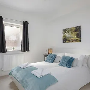 1 Bed Sleeps 4 Apartment Luton (Bedfordshire)